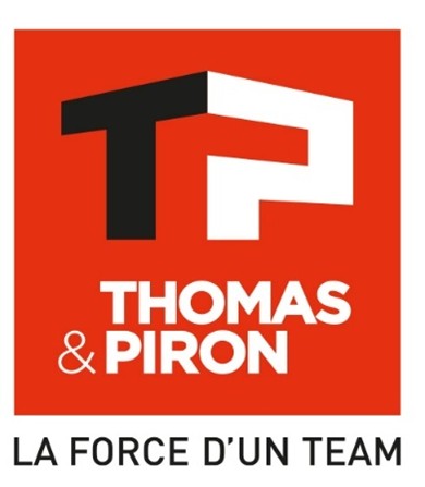 Logo Thomas & Piron. Les initiales 'T' (noir) et 'P' (blanc) stylisées et entrelacées sur un carré rouge, au-dessus du nom 'THOMAS & PIRON'. La baseline 'LA FORCE D'UN TEAM' est en dessous.